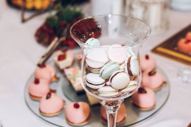 cam ve kek, lezzetli macaroons açılır ve düğün Resepsiyon masasında şeker. çikolata. kutlamalar olaylar ve duş için lezzetli pembe tatlılar. lüks şık catering