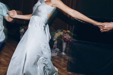 dans ve having fun düğün Resepsiyon Restoran mutlu şık insanlar. ışık, insanlar hareket Kulüp partisinde dans Konuklar. eğlenceli anlar.