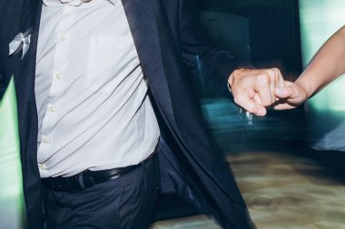 dans ve having fun düğün Resepsiyon Restoran mutlu şık insanlar. ışık, insanlar hareket Kulüp partisinde dans Konuklar. eğlenceli anlar.