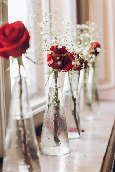 Krásné Červené Růže Bílé Baby Dech Skleněné Vázy Stůl Svatební — Stock fotografie