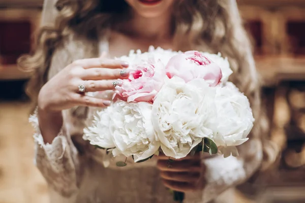Beautiful Bride Lace Robe Holding Modern Wedding Bouquet Peonies Bridal — Stock Photo, Image