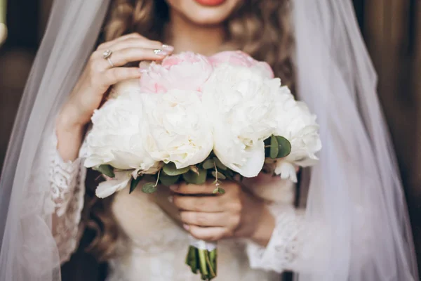 Красивая Невеста Кружевном Халате Держит Современный Свадебный Букет Пионами Свадебный — стоковое фото