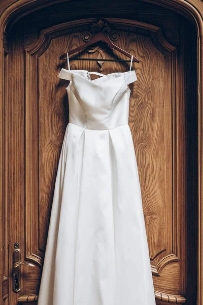 Wunderschönes Klassisches Seidenkleid Das Einer Alten Holzwand Zimmer Hängt Morgenvorbereitung — Stockfoto
