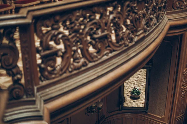 Стильні Букети Весільної Церемонії Відображаються Дзеркалі Старих Дерев Яних Сходах — стокове фото