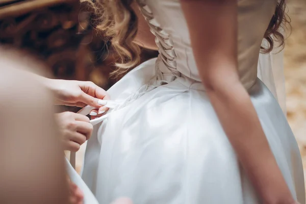 Brautjungfern Kleiden Braut Morgens Hotelzimmer Mädchen Die Der Braut Helfen — Stockfoto
