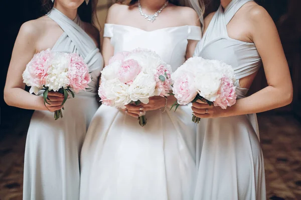 Hermosas Damas Honor Novia Con Elegantes Ramos Peonía Por Mañana —  Fotos de Stock