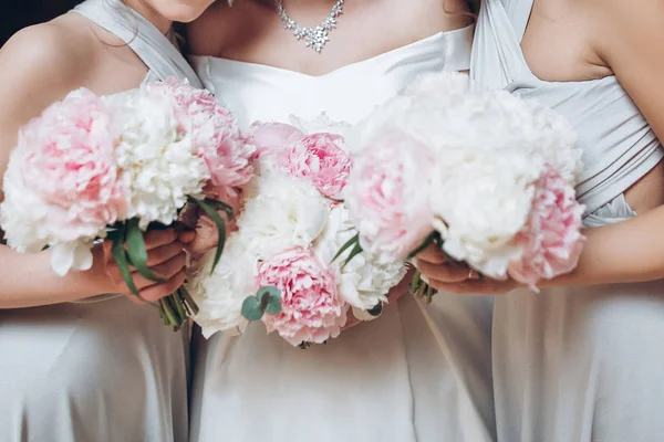 Belle Damigelle Onore Sposa Che Tengono Eleganti Mazzi Peonia Mattino — Foto Stock