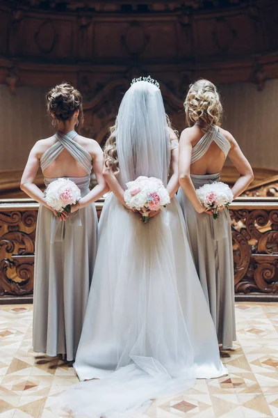 Beautiful Bridesmaids Bride Holding Stylish Peony Bouquets Back Morning Hotel — Stock Photo, Image