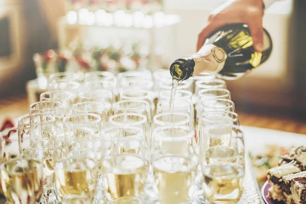 Serveur Versant Champagne Dans Des Verres Élégants Réception Mariage Luxe — Photo