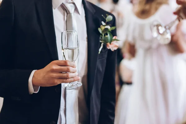 Grupo Personas Elegantes Sosteniendo Copas Champán Recepción Boda Lujo Mano — Foto de Stock