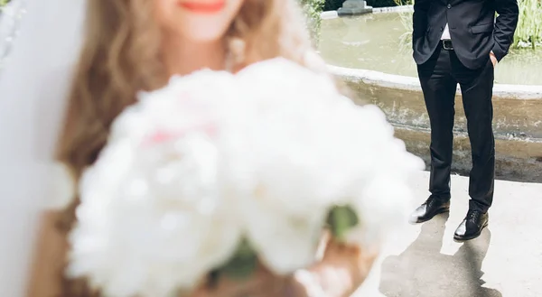 Şakayık Buket Damat Düğün Gününde Güneşli Bahçede Poz Takım Elbiseli — Stok fotoğraf