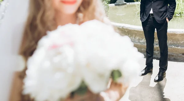 Stijlvolle Bruid Met Pioenroos Boeket Bruidegom Pak Poseren Zonnige Tuin — Stockfoto