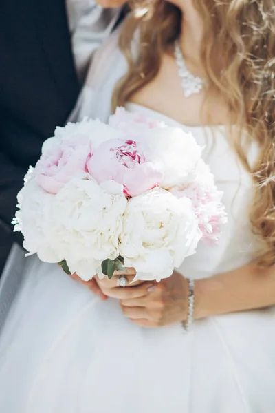 Sposa Elegante Con Bouquet Peonia Sposo Abito Posa Giardino Soleggiato — Foto Stock