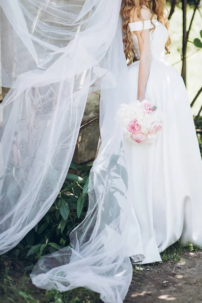 Mariée Élégante Avec Bouquet Pivoine Long Voile Posant Dans Jardin — Photo