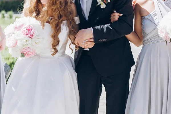 Vacker Brud Med Pion Bukett Och Eleganta Brudgummen Med Brudtärnor — Stockfoto