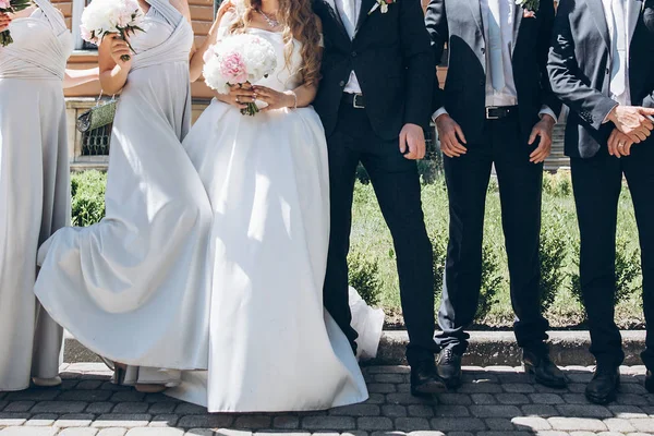 Prachtige Bruid Met Pioenroos Boeket Stijlvolle Bruidegom Poseren Zonnige Tuin — Stockfoto