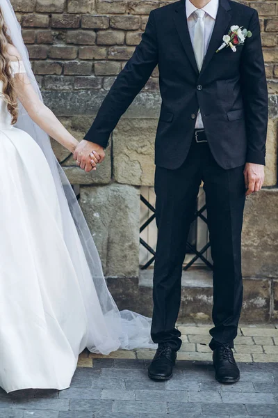 Hinreißende Braut Mit Pfingstrose Strauß Und Stilvollen Bräutigam Händchen Haltend — Stockfoto