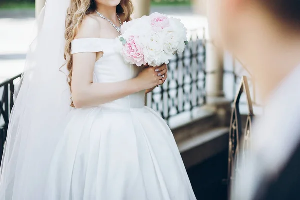 Splendida Sposa Con Bouquet Peonia Guardando Sposo Elegante Posa Strada — Foto Stock