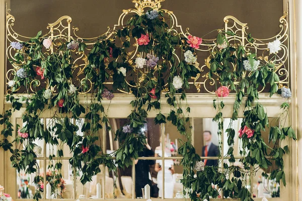 Beautiful Decorated Centerpiece Hydrangea Bouquets Greenery Luxury Wedding Reception Restaurant — Stock Photo, Image