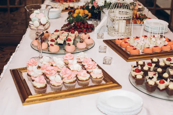 美味的糖果 在婚礼招待会桌上装饰着鲜花 美味的粉红色糖果庆祝活动和阵雨 豪华时尚餐饮 — 图库照片