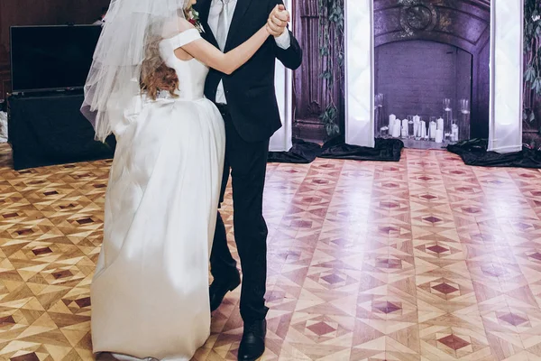 Жених Невеста Исполняют Первый Танец Ресепшене Ресторане Роскошные Свадебные Танцы — стоковое фото