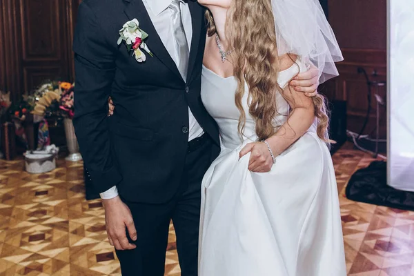 Sposa Sposo Esibendosi Primo Ballo Alla Reception Nel Ristorante Danze — Foto Stock