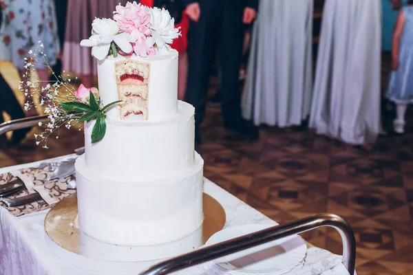 Delicioso Bolo Casamento Recepção Restaurante Com Fatia Cortada Bolo Casamento — Fotografia de Stock