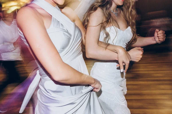 Noiva Elegante Feliz Damas Honra Dançando Divertindo Recepção Casamento Restaurante — Fotografia de Stock