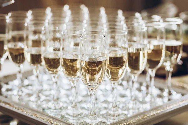 Stijlvolle Glazen Champagne Bij Luxe Bruiloft Receptie Rijke Viering Duur — Stockfoto