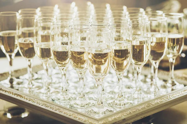 Stijlvolle Glazen Champagne Bij Luxe Bruiloft Receptie Rijke Viering Duur — Stockfoto