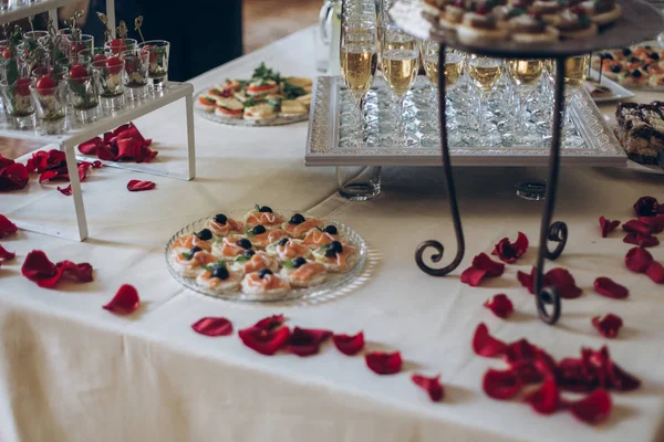 토마토와 결혼식 피로연 테이블에 접시에 행사에 케이터링 — 스톡 사진