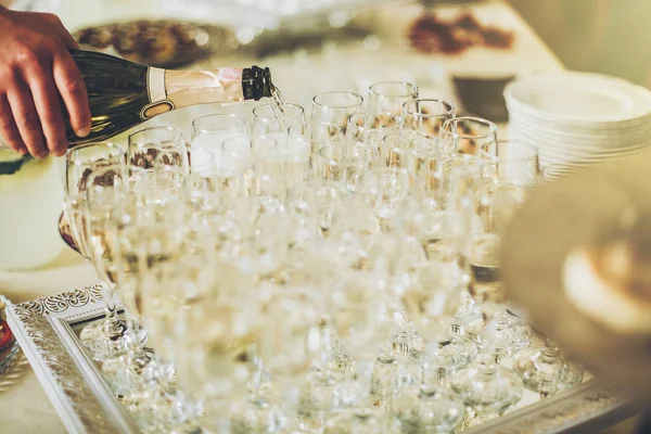 香槟金色眼镜 侍者在奢华的婚礼招待会上用时髦的眼镜浇香槟 丰富的庆典 昂贵的餐饮和服务的盛宴 新年和圣诞节 — 图库照片