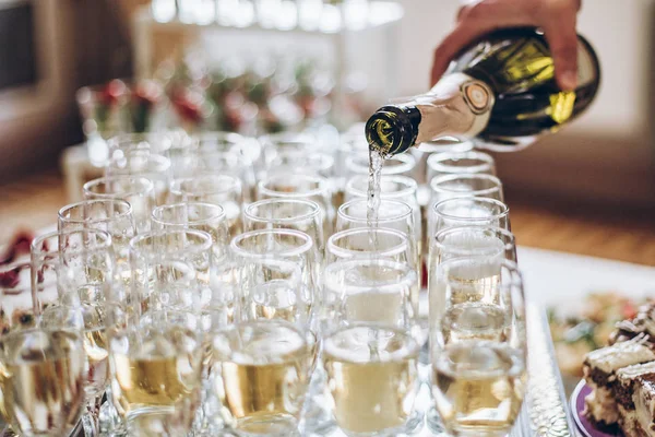 Gouden Champagneglazen Ober Gieten Van Champagne Stijlvolle Glazen Luxe Bruiloft — Stockfoto