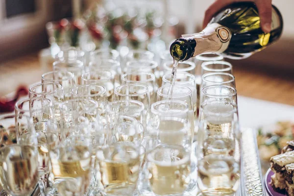Ober Gieten Van Champagne Stijlvolle Glazen Luxe Bruiloft Receptie Rijke — Stockfoto