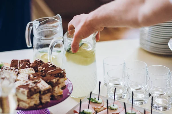 Mão Tomando Copo Limonada Fresca Mesa Bar Doces Com Bebidas — Fotografia de Stock