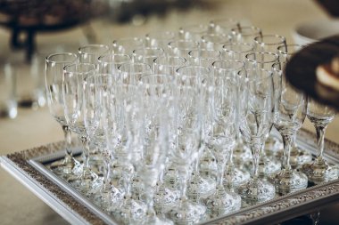 şık boş bardak şampanya lüks düğün Resepsiyon masasında. restoranda yemek Hizmetleri