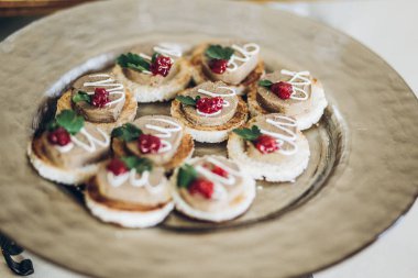leziz kanepeler ile yapıştırma düğün masada plaka üzerinde. lüks kutlamalar yemek tedarik