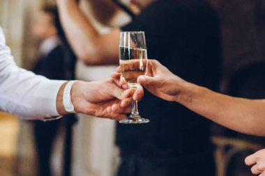 zarif insanlar lüks Düğün resepsiyonunda bardak şampanya tutarak. içecekler alarak ve sosyal etkinliklerde kızartma eller. alkol, Garson garson Noel Kutlamaları yemek tedarik