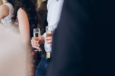 Grup bardak şampanya lüks Düğün resepsiyonunda tutan zarif insan. Kızartma ve sosyal etkinliklerde içeceklerle tezahürat insanlar. kurumsal iş kutlama