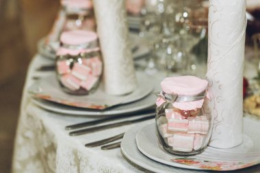 güzel centerpiece tablo şık tabak, bardak ve lüks düğün Resepsiyon Restoran ayarda dekore edilmiştir. Konuk için hediye. Düğün tercih. şık bir dekor ve catering