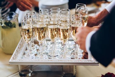 zarif insanlar lüks Düğün resepsiyonunda bardak şampanya tutarak. içecekler alarak ve toasting ve sosyal etkinliklerde tezahürat eller. Noel Kutlamaları yemek tedarik