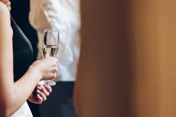 优雅的人在豪华的婚礼招待会上戴着香槟杯 人们在社交活动中举杯祝酒 公司商务庆典 圣诞盛宴 — 图库照片