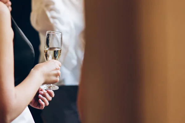 Personas Elegantes Con Copas Champán Recepción Boda Lujo Personas Brindando — Foto de Stock