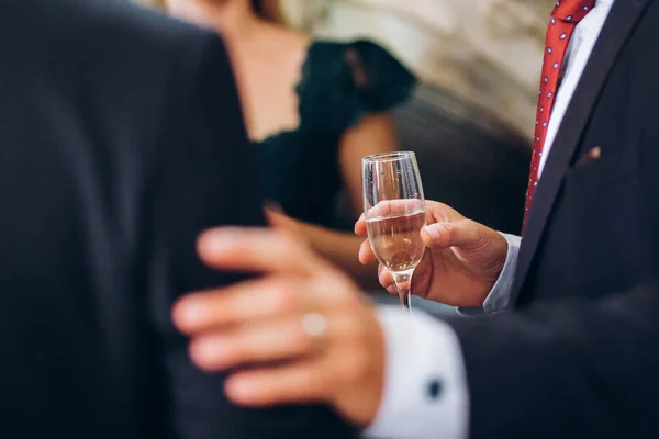 Grupo Personas Elegantes Sosteniendo Copas Champán Recepción Boda Lujo Personas — Foto de Stock