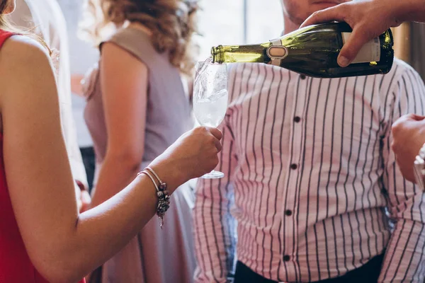 Офіціант Наливає Шампанське Склянку Елегантні Люди Тримають Келихи Шампанського Розкішних — стокове фото