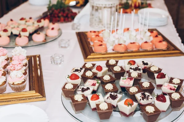 Finom Édességet Édességek Sütemények Durran Díszített Virágok Esküvői Fogadás Asztalon — Stock Fotó