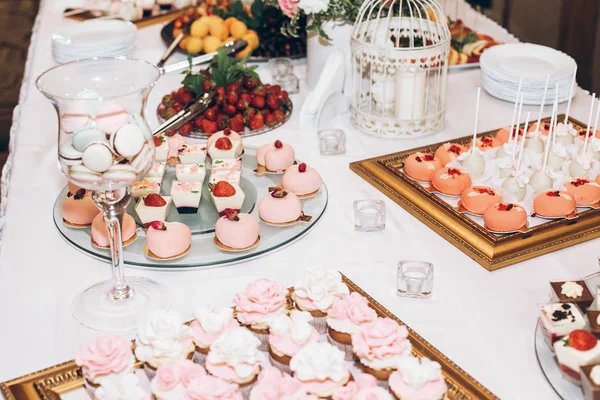 Läckra Godis Sötsaker Cupcakes Dyker Dekorerad Med Blommor Bord Bröllopsfest — Stockfoto