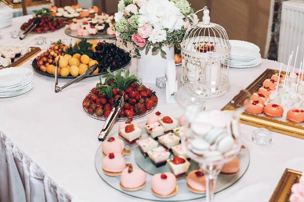 Deliciosos Dulces Dulces Cupcakes Pops Decorados Con Flores Mesa Recepción — Foto de Stock