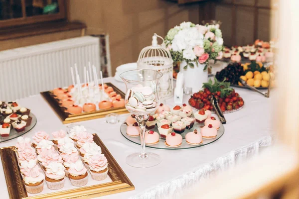 Pyszny Macaroons Szkło Babeczki Trzaska Cukierki Tabeli Weselne Batonika Smaczny — Zdjęcie stockowe