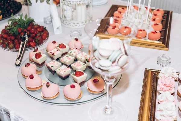 Deliciosos Dulces Cupcakes Con Rosas Pops Dulces Mesa Recepción Boda — Foto de Stock